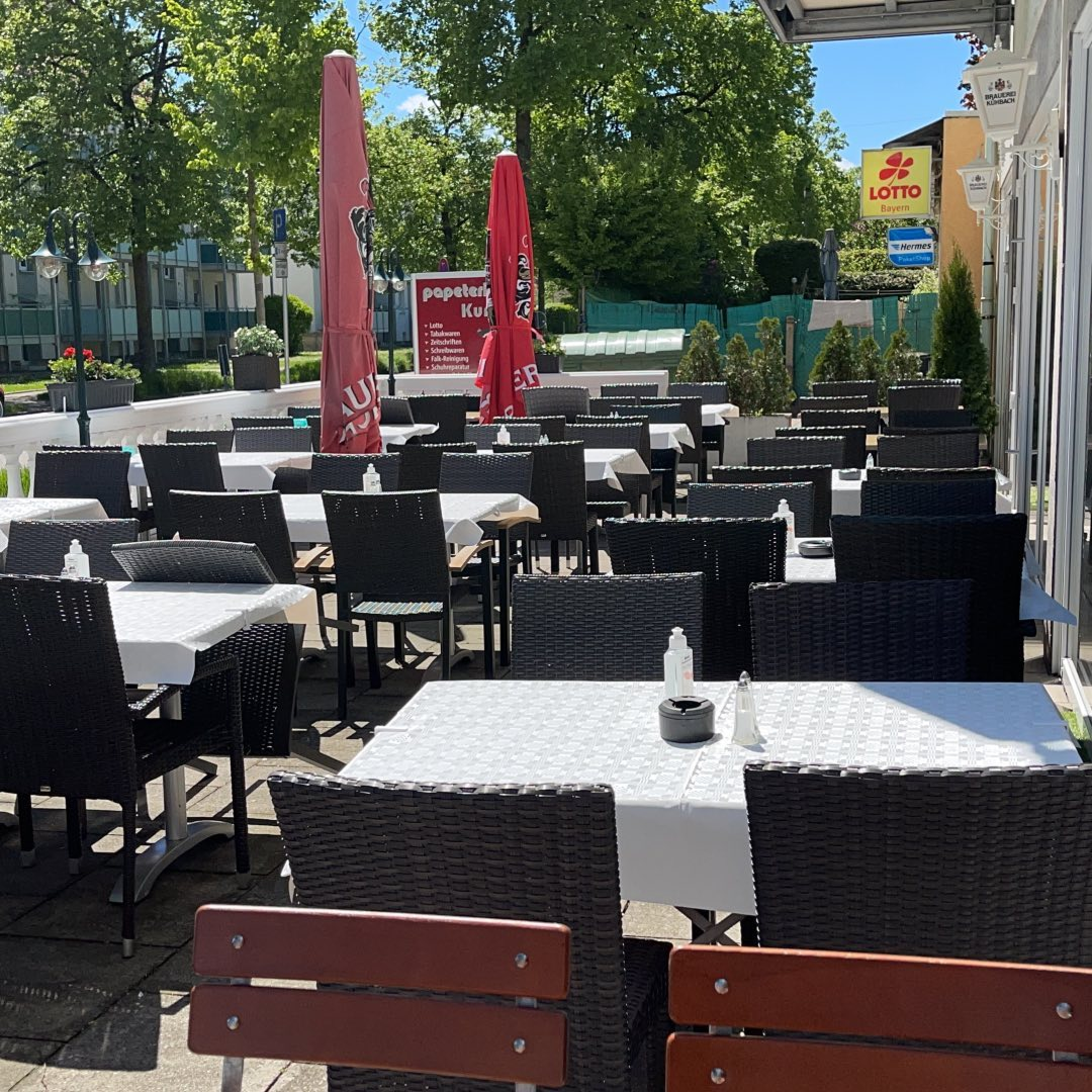 Terrasse der Trattoria Alesa — gedeckte Tische in der Sonne.