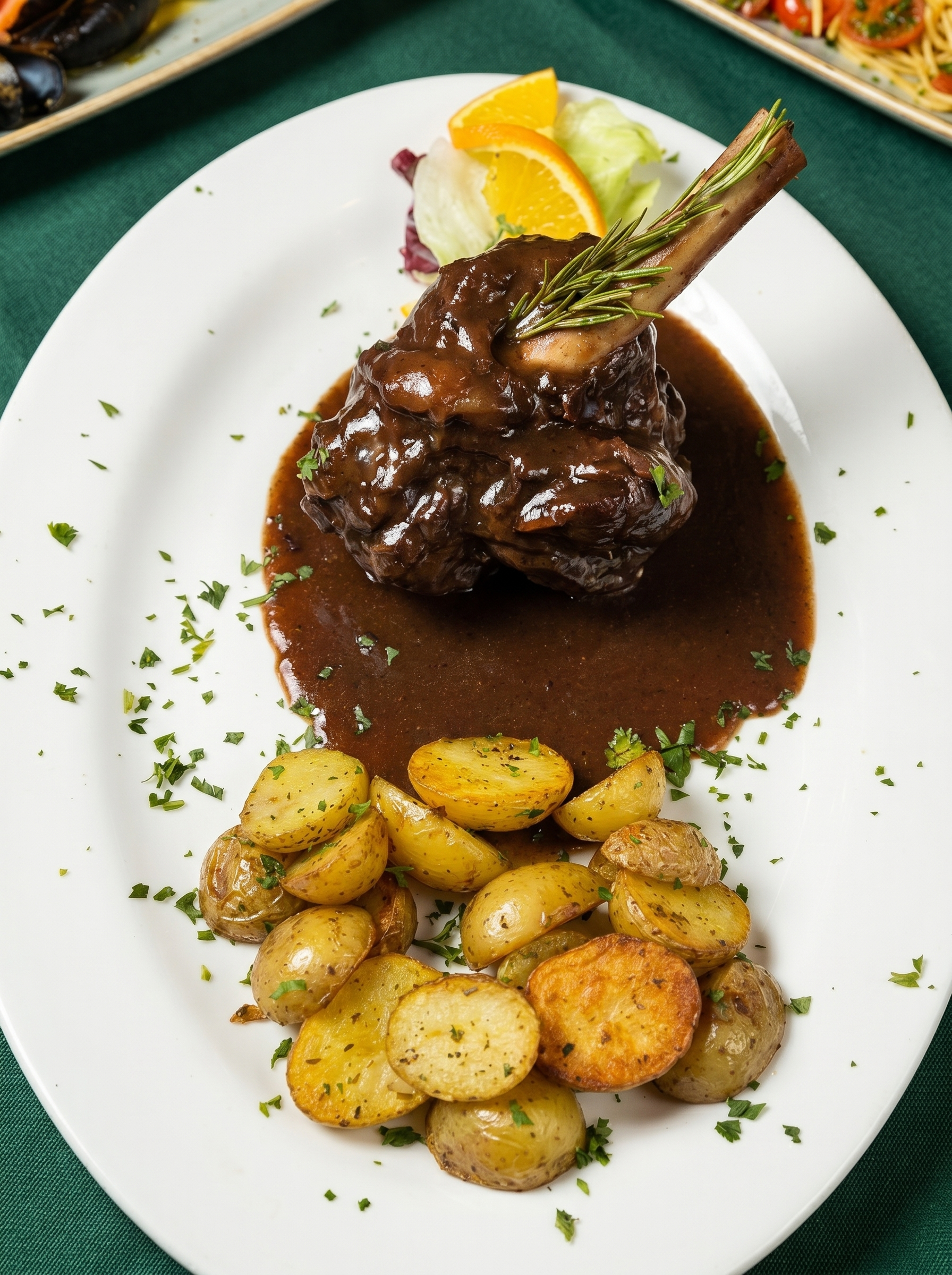 Innenraum des Restaurants — gedeckter Tisch, ruhige Atmosphäre.